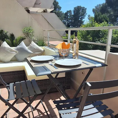 Grand Avec Terrasse Pres De La *