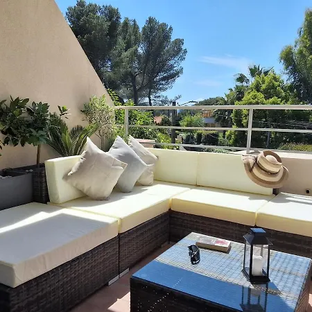 Grand Avec Terrasse Pres De La *