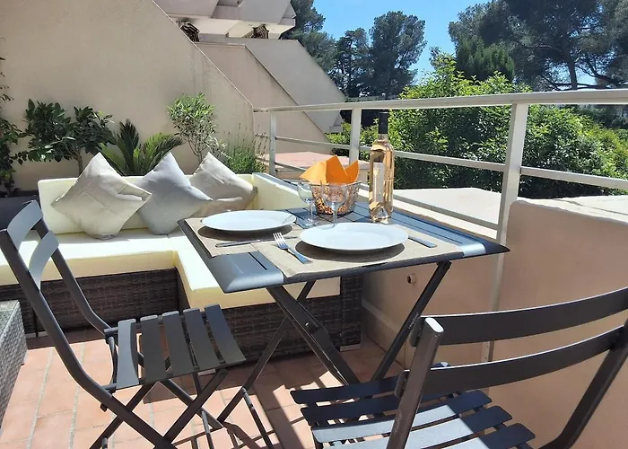 Grand Avec Terrasse Pres De La *